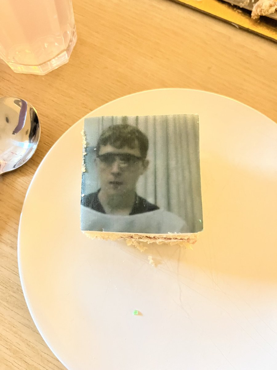 bipbomp_'s tweet photo. i got a pitt themed cake for my nineteenth birthday :3 whitsantos meme on my cake i feel so blessed https://t.co/aGkj6x32Z7