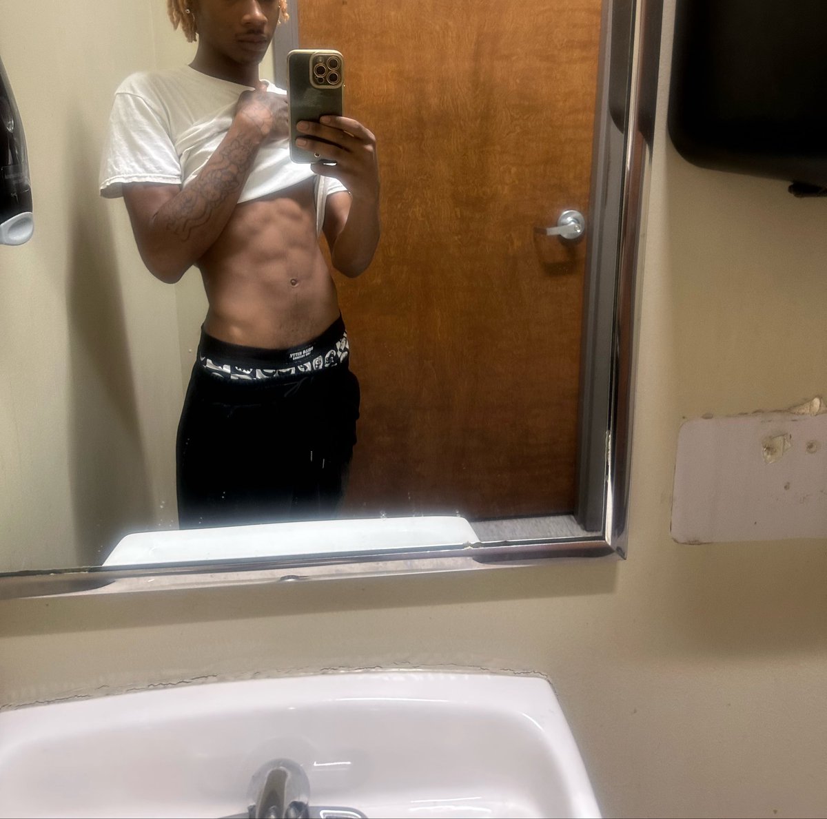 damfookt's tweet photo. Nigga getting rippped I can’t wait to crack a new nigga ima take all my frustration out of him😂😂😂💯 https://t.co/MDwsFsZuBu