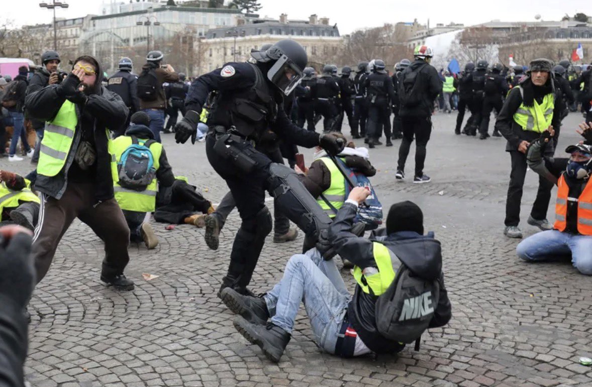 dany_dubd's tweet photo. Les chiffres font froid dans le dos : les violences policières ont augmenté de 60% entre 2016 et 2024. 

49 personnes sont mortes suite à une intervention en 2025, et déjà 22 sur les 5 premiers mois de 2026…

De la cave au plafond… https://t.co/Bas8qwvbDl