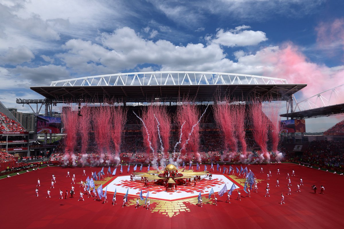 tsmnoticias's tweet photo. #Mundial2026 ⚽🏆🎖️🏟️
¡Una ceremonia de apertura especial en #Toronto, mientras #Canadá, alberga su primer partido de la FIFA World Cup! 👏🇨🇦

La puesta en escena destaca la riqueza cultural de Canadá, integrando elementos indígenas, música local y la belleza de su naturaleza, todo bajo una visión global e inclusiva.