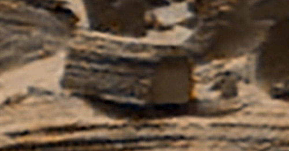 Begin_101's tweet photo. @CuriosityonX 'MAILBOX'-like rock found in images Mars Curiosity Rover on Sol 3727. https://t.co/xg13QoqxCL