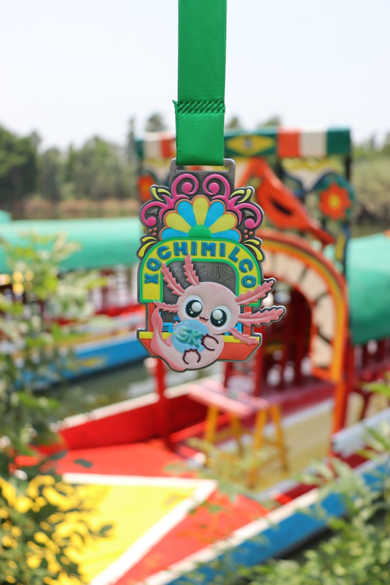 EnDondeCorrer's tweet photo. 🌳🍃Está será tu playera en Xochimilco 5k 2026🏃‍♀️🏃‍♂️

Ven con los amigos & familia a disfrutar de 5 kilómetros llenos de naturaleza y vive uno de los amaneceres más bellos al sur de la ciudad.🌅

Un circuito rodeado de canales, chinampas llenas de flores, trajineras coloridas y un amanecer espectacular en el corazón de Xochimilco 🌊✨

El domingo 28 de junio de 2026 te esperamos en el Parque Ecológico Xochimilco para una mañana inolvidable llena de naturaleza, aire puro y buena vibra.

🏃‍♀️ 5K Carrera → 7:10 am
🚶‍♂️ 5K Caminata → 7:15 am
👦👧 Infantiles 100m y 200m

¡Perfecto para toda la familia! Todos reciben medalla espectacular + playera conmemorativa. Los primeros lugares se llevan trofeos 🏆

Inscripciones desde $500 MXN. ¡Las ediciones anteriores se agotaron rápido!

¿Listo para reconectarte con la naturaleza mientras corres?

👉 Inscríbete aquí: https://t.co/mghAMd2Bex

¡Te esperamos en Xochimilco! 💚

#running #correr #run #runner #corredor #runnersofinstagram #instarunners #runners #runnerscommunity #runnerslife #runningmotivation #runhappy #morningrun #maraton #carreras #5k #10k #mediomaraton #atletismo #trailrunning #trailrunners #corredores #runningmexico #correrEnMexico #igrunners #worldrunners #quierorun #soycorredora #runmx