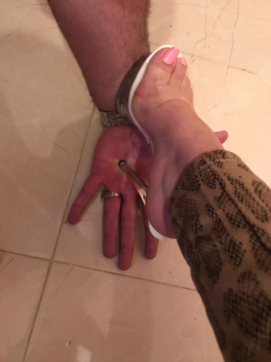 diva_nisrin's tweet photo. #footfetısh 
#feetfetısh 
#bdsmِ 
#عمه_للكلابُ 
#عمه_عنيفة 
#عمه_سادية https://t.co/u3WZYuIDY5