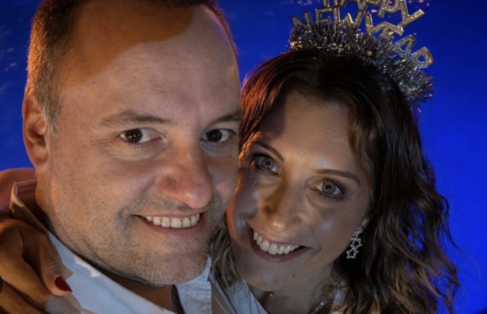 camidolabjian's tweet photo. Último. Adorni no le presentó el anexo reservado con los bienes de su esposa, Bettina Angeletti, a la Oficina Anticorrupción. Le mandó solo el formulario público. Responden cercanos que "tiene hasta el 31/7" (cuando vence el plazo) y mientras la Justicia espera. PD: ya había omitido esta presentación en su declaración anterior. Cuando estalló públicamente el caso fue que la mandó con la casa de Indio Cuá a nombre de ella.