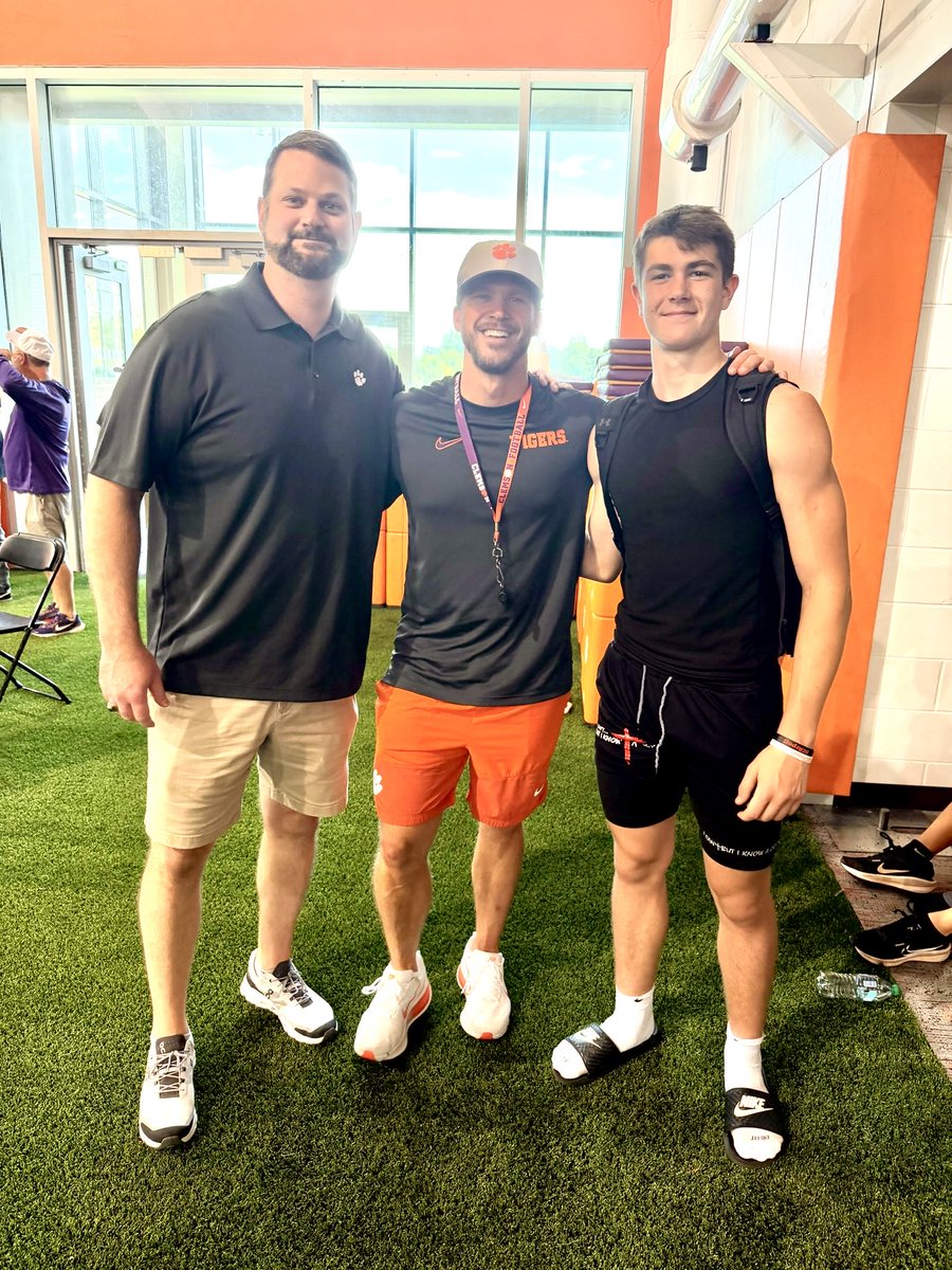 SniderMas17's tweet photo. Had a great time in @ClemsonFB! Thank you to @Coach_Grisham for all you time and energy! https://t.co/munbHSGy5p