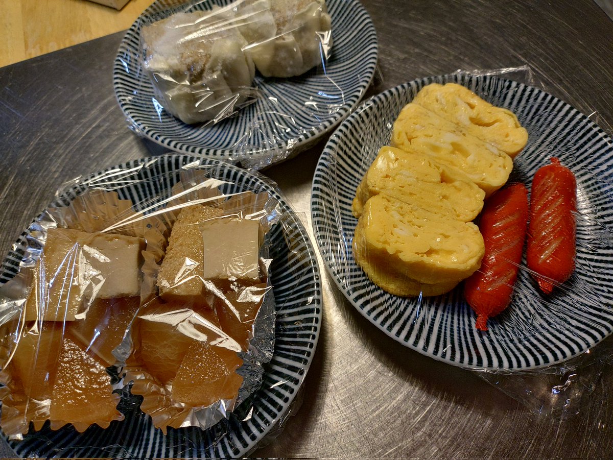 studioREST_shop's tweet photo. ちょっと飲みに行ったら、こんな時間になってしまった…
昼からスタジオが入ってるので、お弁当のオカズ作り。
酔っ払っていて、魚焼いてるの忘れていて焦がした〜😅
無事な部分だけ残したわ（笑）

#酔っ払い料理
#おうちごはん https://t.co/czq3jdEqBX