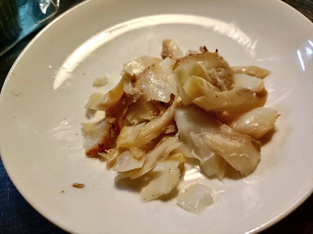 studioREST_shop's tweet photo. ちょっと飲みに行ったら、こんな時間になってしまった…
昼からスタジオが入ってるので、お弁当のオカズ作り。
酔っ払っていて、魚焼いてるの忘れていて焦がした〜😅
無事な部分だけ残したわ（笑）

#酔っ払い料理
#おうちごはん https://t.co/czq3jdEqBX