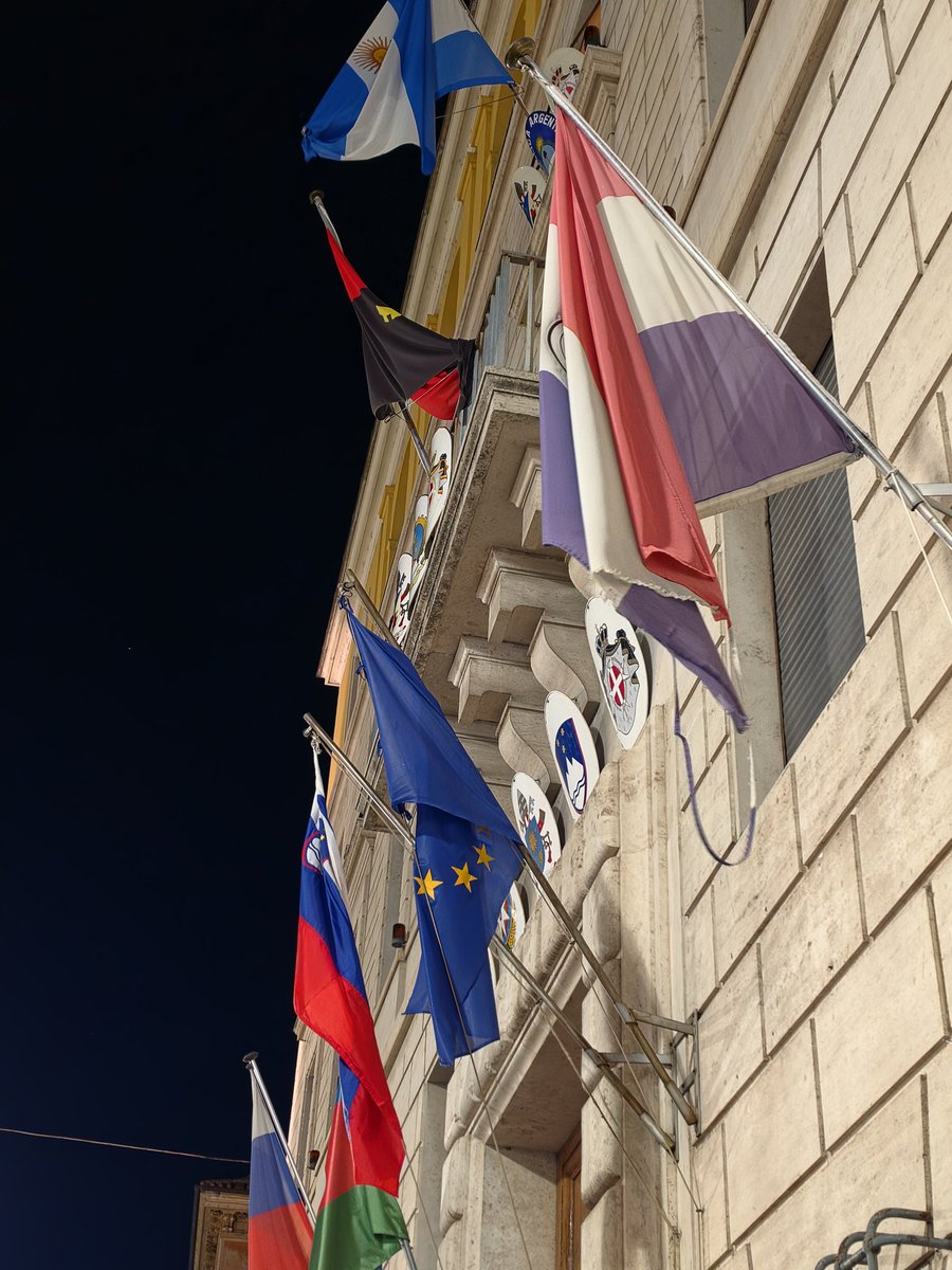 _danigood's tweet photo. Embajada de Paraguay ante la Santa Sede... Verguenza jeyma nos hace pasar éste gobierno. La bandera, descolorida, rota, desatre me hicite mi bandera, que pelada 🙄 no le alcanza el sueldo aunque sea a la embajadora? si busco a que partido pertenece no me sorprenderá. https://t.co/RFecjkOkrS