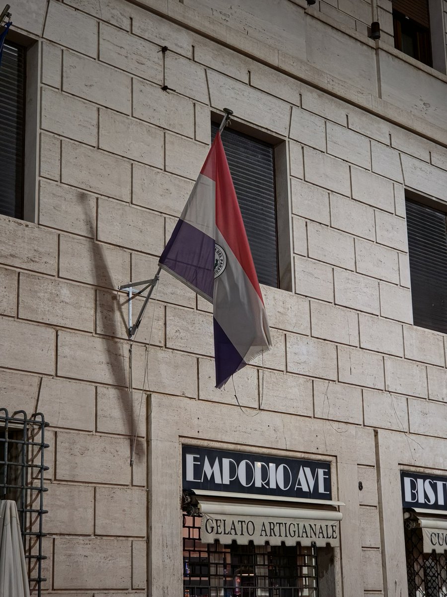 _danigood's tweet photo. Embajada de Paraguay ante la Santa Sede... Verguenza jeyma nos hace pasar éste gobierno. La bandera, descolorida, rota, desatre me hicite mi bandera, que pelada 🙄 no le alcanza el sueldo aunque sea a la embajadora? si busco a que partido pertenece no me sorprenderá. https://t.co/RFecjkOkrS