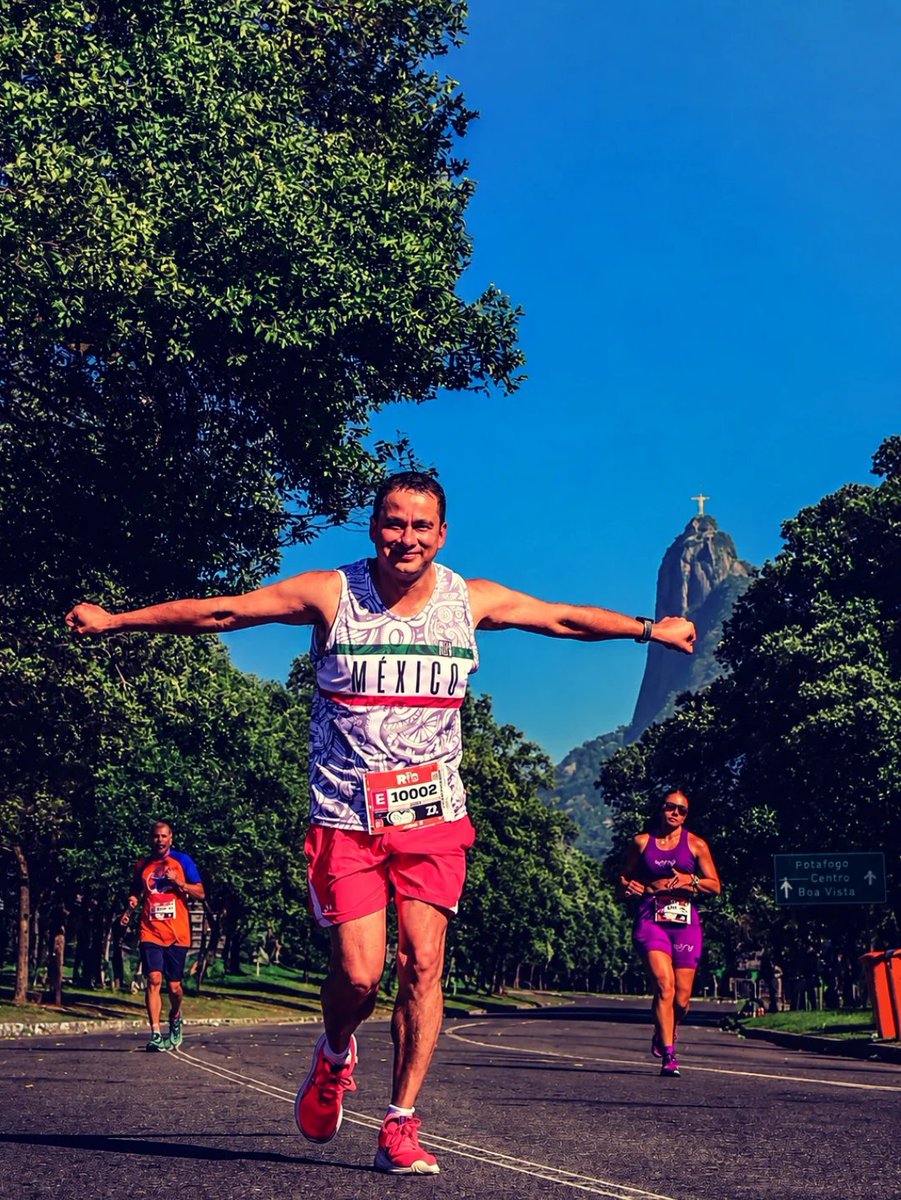 ErickFoo's tweet photo. Llegó el Maratón #13. El más bonito que he corrido. Cuando entrenas por meses para correr Maratón, crees que estás entrenando a tu cuerpo, y sin duda lo estás haciendo, pero sobre todo entrenas CARÁCTER. Correr con frío, viento, lluvia, sol.  Correr cuando no hay ganas de correr. https://t.co/zNjYaT5AwW
