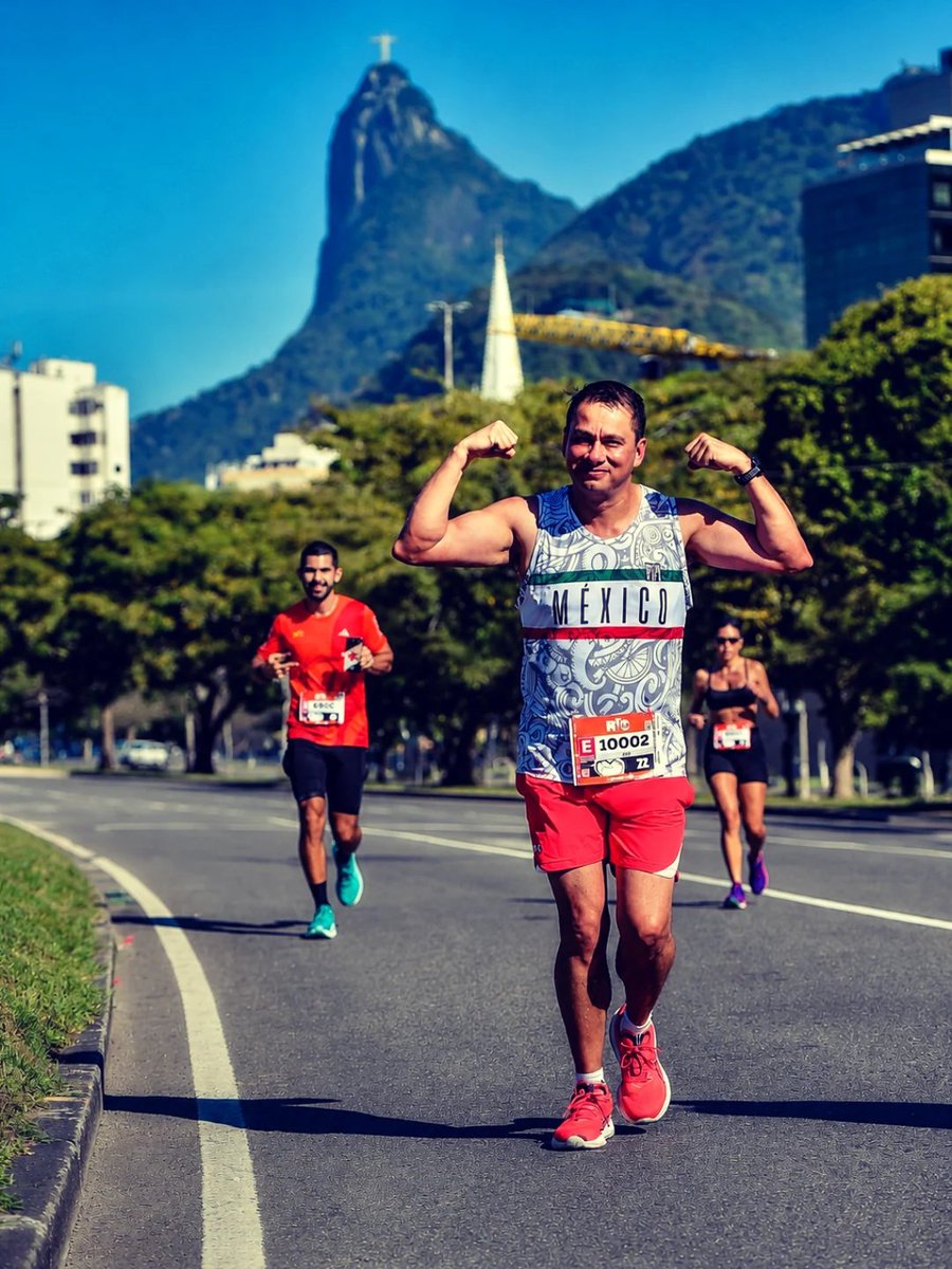 ErickFoo's tweet photo. Llegó el Maratón #13. El más bonito que he corrido. Cuando entrenas por meses para correr Maratón, crees que estás entrenando a tu cuerpo, y sin duda lo estás haciendo, pero sobre todo entrenas CARÁCTER. Correr con frío, viento, lluvia, sol.  Correr cuando no hay ganas de correr. https://t.co/zNjYaT5AwW