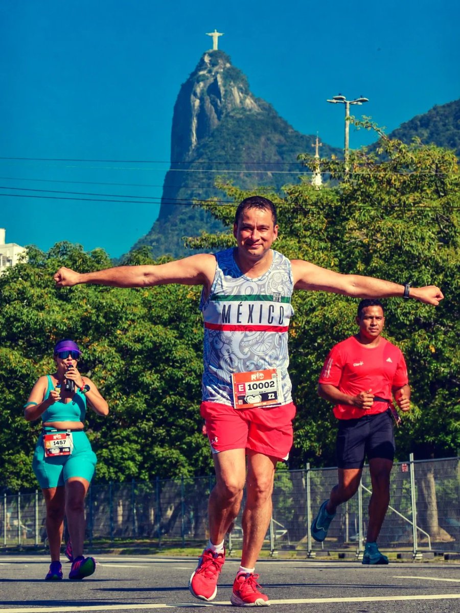 ErickFoo's tweet photo. Llegó el Maratón #13. El más bonito que he corrido. Cuando entrenas por meses para correr Maratón, crees que estás entrenando a tu cuerpo, y sin duda lo estás haciendo, pero sobre todo entrenas CARÁCTER. Correr con frío, viento, lluvia, sol.  Correr cuando no hay ganas de correr. https://t.co/zNjYaT5AwW
