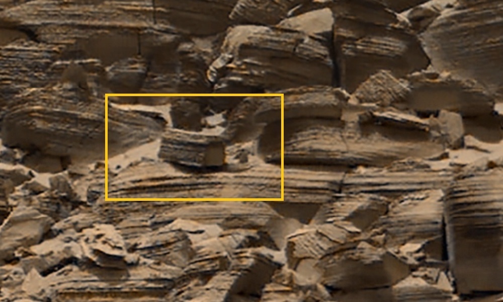 Begin_101's tweet photo. @CuriosityonX 'MAILBOX'-like rock found in images Mars Curiosity Rover on Sol 3727. https://t.co/xg13QoqxCL