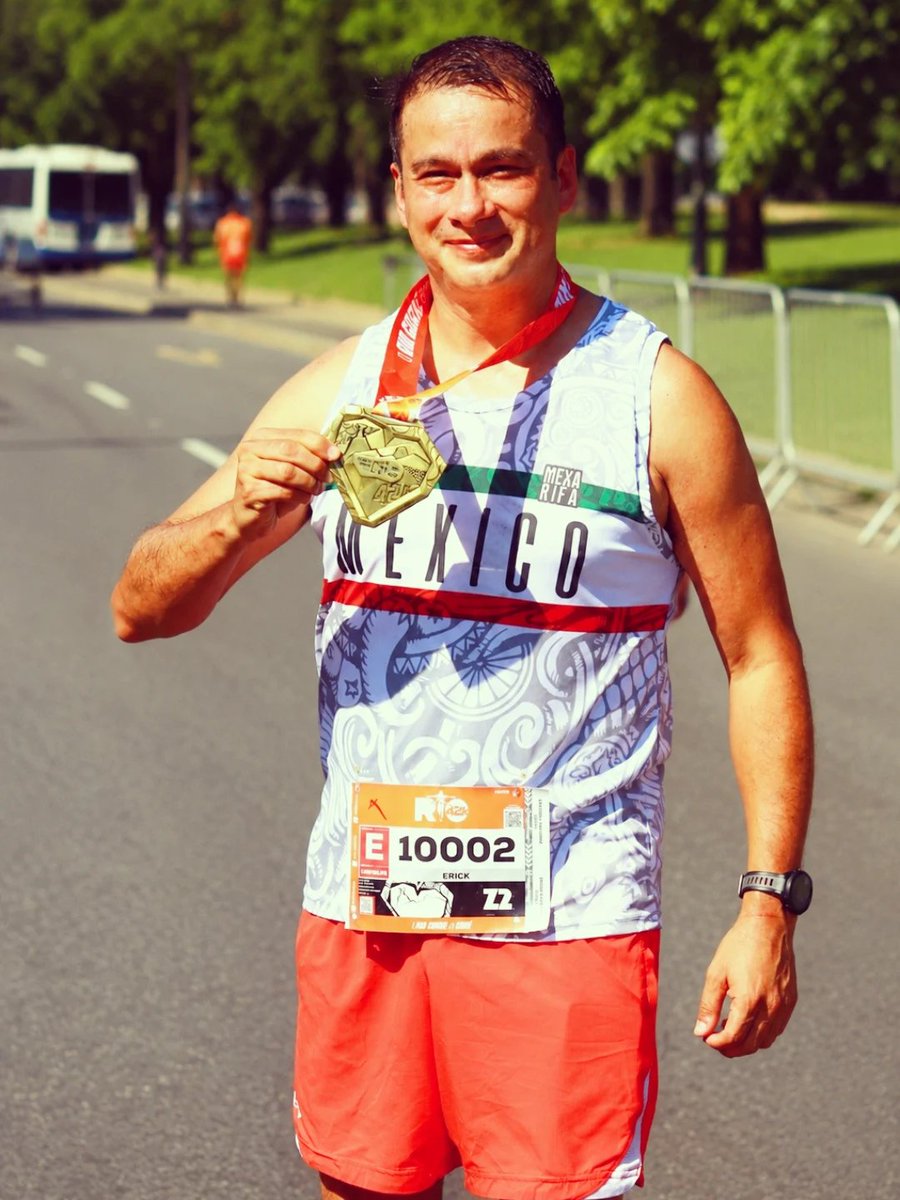 ErickFoo's tweet photo. Llegó el Maratón #13. El más bonito que he corrido. Cuando entrenas por meses para correr Maratón, crees que estás entrenando a tu cuerpo, y sin duda lo estás haciendo, pero sobre todo entrenas CARÁCTER. Correr con frío, viento, lluvia, sol.  Correr cuando no hay ganas de correr. https://t.co/zNjYaT5AwW