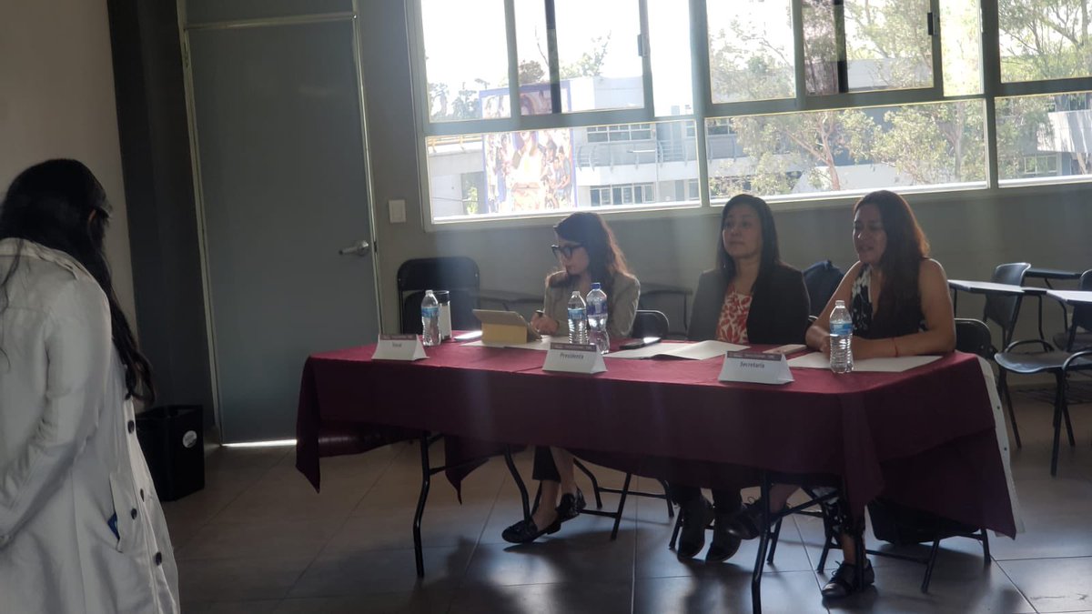 UNRCastellanos's tweet photo. ✨ ¡El conocimiento se transforma en liderazgo! ✨
Con gran orgullo celebramos la #TomaDeProtesta de nuestros nuevxs maestrxs, un logro que corona años de investigación, disciplina y una profunda dedicación. 🌟 https://t.co/tnmseVyYKu
