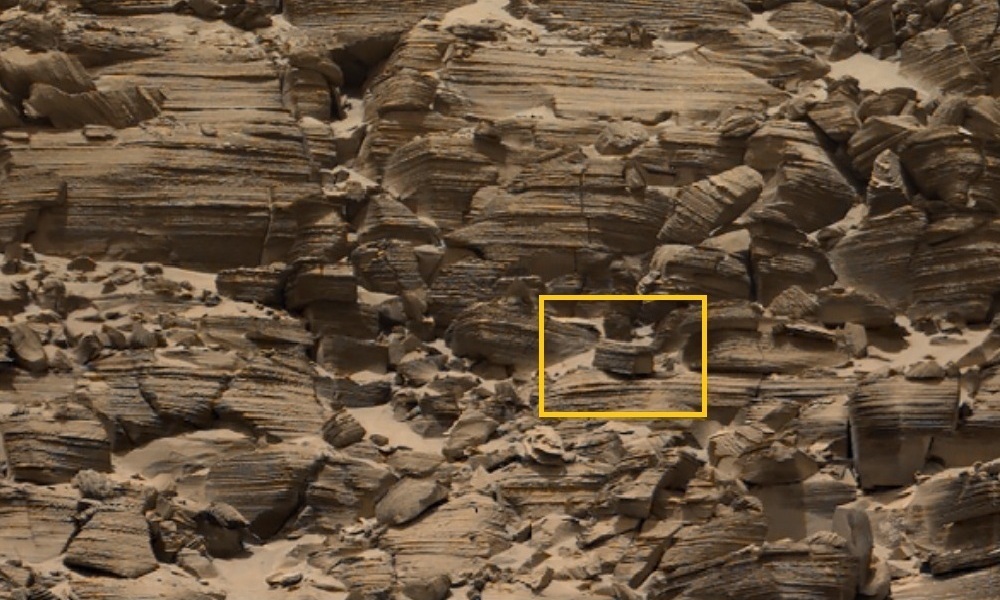 Begin_101's tweet photo. @CuriosityonX 'MAILBOX'-like rock found in images Mars Curiosity Rover on Sol 3727. https://t.co/xg13QoqxCL