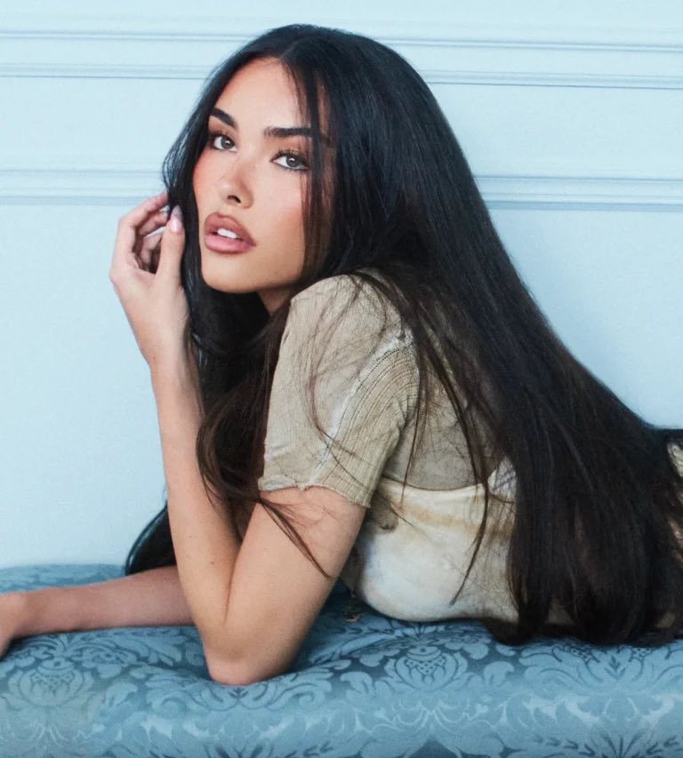 MadisonNationHQ's tweet photo. 🚨@UrbanOutfitters will be releasing an exclusive collection of UO-Exclusive Pop &amp; Rock Vinyl Records to celebrate Pride Month! 🏳️‍🌈

Sign up with the link below to be notified when it drops! #MadisonBeer 

🔗 https://t.co/pt40HO1HDv https://t.co/Lyt7vndBGw