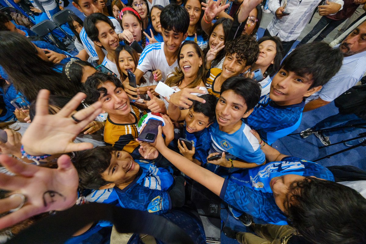 MaraLezama's tweet photo. 🌐 En #QuintanaRoo damos un paso más para proteger a nuestras niñas, niños y adolescentes en el mundo digital. 📲 Presentamos la aplicación “En búsqueda de tu identidad virtual”, una herramienta que ayuda a prevenir la trata de personas y la explotación sexual comercial mediante el uso responsable de internet, redes sociales y videojuegos.

Gracias al trabajo en equipo entre gobierno, sociedad civil y la iniciativa privada, seguimos construyendo entornos más seguros para nuestras juventudes. Más de 74 mil estudiantes ya utilizan esta plataforma, porque nuestra prioridad es que crezcan libres, protegidos y con la oportunidad de cumplir sus sueños en un Quintana Roo más seguro para todas y todos. 

#HumanistaConCorazónFeminista