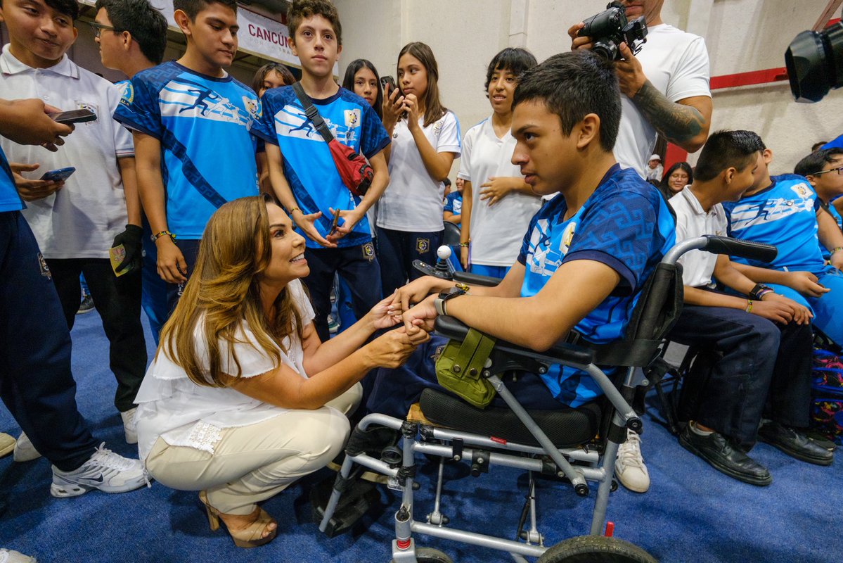 MaraLezama's tweet photo. 🌐 En #QuintanaRoo damos un paso más para proteger a nuestras niñas, niños y adolescentes en el mundo digital. 📲 Presentamos la aplicación “En búsqueda de tu identidad virtual”, una herramienta que ayuda a prevenir la trata de personas y la explotación sexual comercial mediante el uso responsable de internet, redes sociales y videojuegos.

Gracias al trabajo en equipo entre gobierno, sociedad civil y la iniciativa privada, seguimos construyendo entornos más seguros para nuestras juventudes. Más de 74 mil estudiantes ya utilizan esta plataforma, porque nuestra prioridad es que crezcan libres, protegidos y con la oportunidad de cumplir sus sueños en un Quintana Roo más seguro para todas y todos. 

#HumanistaConCorazónFeminista