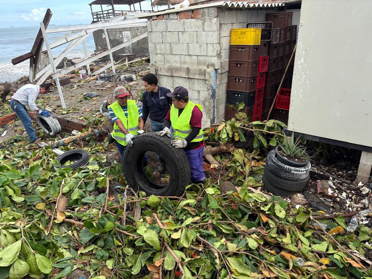 fabiolamar_'s tweet photo. Las labores de limpieza no se detienen en la playa Pilsener, en Acajutla, Sonsonate Oeste. Las autoridades piden la colaboración de todos para no arrojar basura en espacios públicos y contribuir al cuidado de nuestros recursos naturales. https://t.co/OqL9LHZeNb