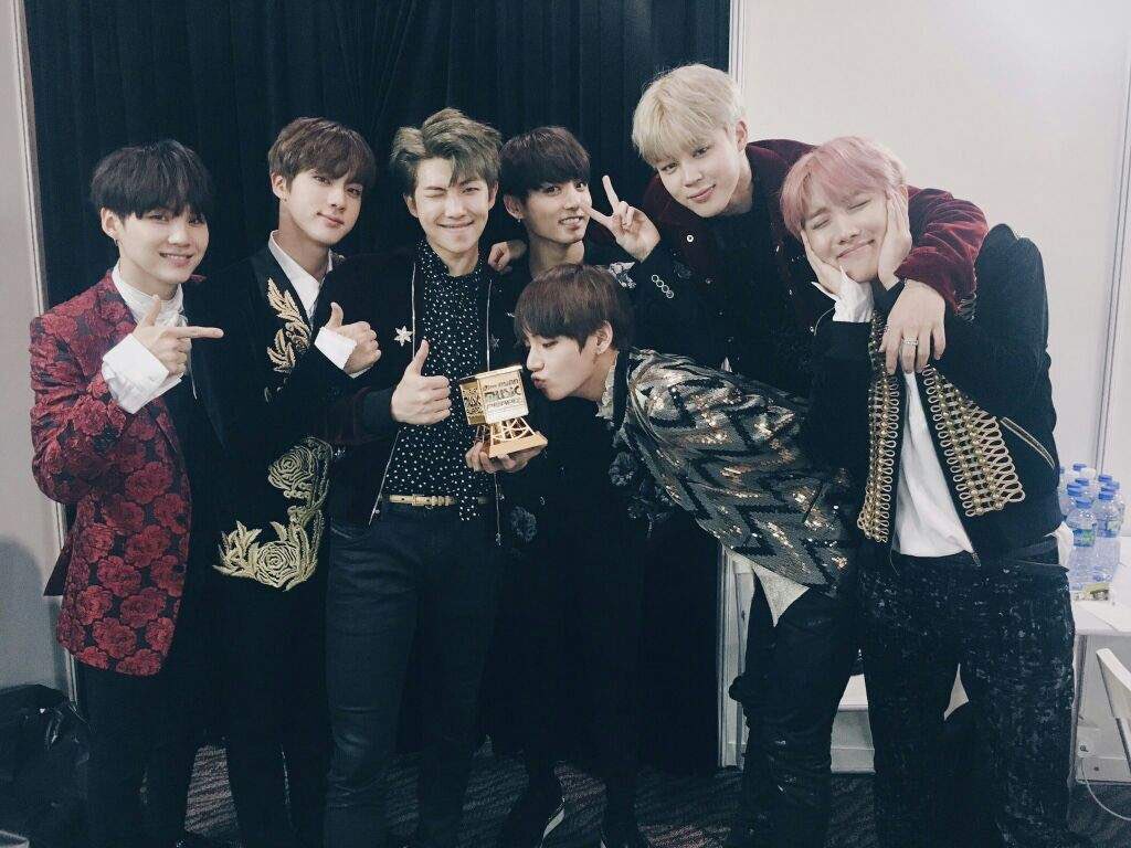 YaissiriF's tweet photo. Inspirándonos a seguir adelante, creer en nosotros y realizar nuestros sueños. También quiero felicitarlos por todo lo que han logrado; cada premio, escenario conquistado y meta alcanzada son el resultado de su esfuerzo, sacrificio, disciplina y dedicación +
#BTS13thAnniversary https://t.co/CNspKCDE0u