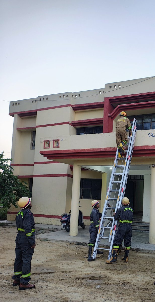 kannaujfire's tweet photo. DG F&amp;ES महोदय के आदेश के अनुपालन में दिनांक 12.06.2026 को फायर स्टेशन पर समस्त कर्मचारियो के साथ लैडर ड्रिल करायी गयी तथा लैडर के प्रयोग का प्रशिक्षण प्रदान कराया गया। https://t.co/Ixl9ZaO11P