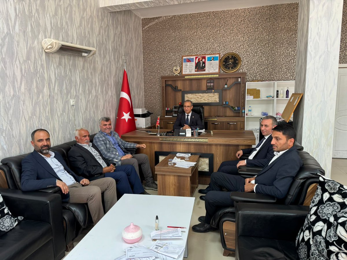 aksiverek's tweet photo. İslam İşbirliği Teşkilatı Parlamentolar Birliği Başkanı ve Şanlıurfa Milletvekilimiz Abdurrahim Dusak, İlçe Başkanımız Cengiz Özeyranoğlu ile birlikte Yenişehir Mahallesi Muhtarımız Ali Hançer’i ziyaret ederek mahallemizin ihtiyaç ve talepleri üzerine istişarelerde bulundu.

Misafirperverlikleri için Muhtarımız Ali Hançer’e teşekkür ediyor, çalışmalarında başarılar diliyoruz.

 @rterdogan @akparti 
@eyupkadirinan  @demirmustafatr 
@tugbaisikercan @abuyukgumus 
@avyusufibis  @ProfDrDusak @milhamigunbegi 
@cengizozeyranoglu @bucakalimurat82
@akpartisurfa @salihcbn63