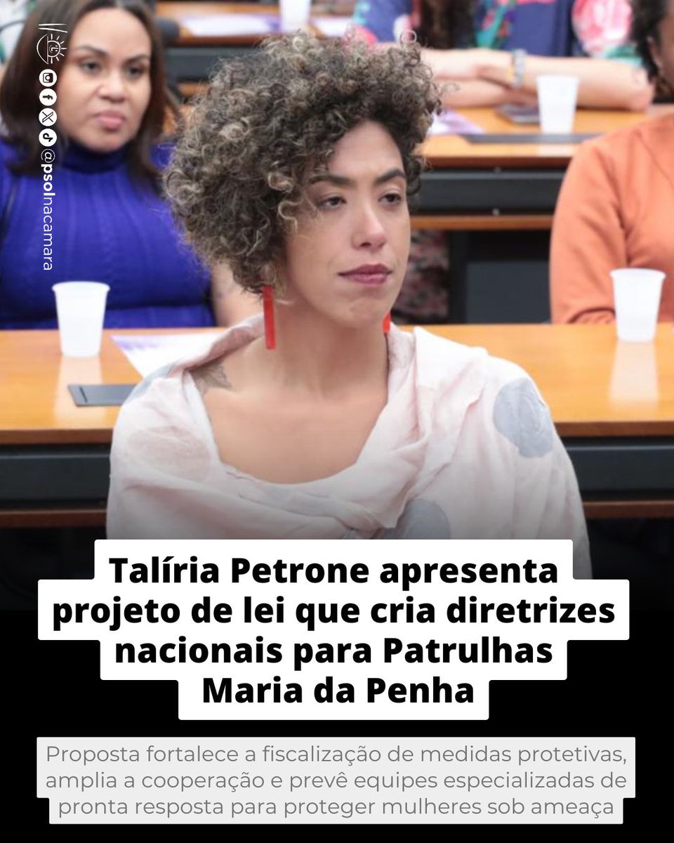 psolnacamara's tweet photo. A deputada federal @taliriapetrone (RJ) apresentou na Câmara dos Deputados um Projeto de Lei que cria diretrizes nacionais para as Patrulhas Maria da Penha, com o objetivo de reforçar a proteção de mulheres em situação de violência doméstica e familiar e garantir maior efetividade ao cumprimento das medidas protetivas de urgência.

A proposta altera a Lei Maria da Penha e estabelece, em âmbito nacional, parâmetros para a atuação integrada das polícias militares e guardas municipais no monitoramento de mulheres protegidas por decisões judiciais.

O projeto também prevê a criação de equipes especializadas de pronta resposta para agir imediatamente em situações de risco iminente ou descumprimento de medidas protetivas.

Segundo a parlamentar, a iniciativa surge a partir das escutas realizadas durante a Caravana Contra o Feminicídio, realizada no primeiro semestre de 2026 no estado do Rio de Janeiro, que percorreu equipamentos públicos de proteção às mulheres e reuniu profissionais da rede de atendimento, lideranças comunitárias e movimentos sociais.

“O deferimento de uma medida protetiva é apenas o primeiro passo. Sem acompanhamento permanente e capacidade de resposta rápida do Estado, muitas mulheres continuam expostas à violência e até ao feminicídio. Nosso objetivo é transformar a proteção legal em proteção efetiva”, afirma Talíria.

Entre as principais medidas previstas no projeto estão:

* visitas periódicas às mulheres protegidas por medidas judiciais;

* criação de canais diretos e prioritários de comunicação com as vítimas;

* monitoramento presencial e eletrônico das áreas de exclusão determinadas pela Justiça;

* funcionamento de equipes especializadas de resposta imediata para situações emergenciais;

* articulação permanente com a rede de enfrentamento à violência contra a mulher, Ministério Público e Poder Judiciário;

* capacitação continuada dos agentes envolvidos, com formação em direitos humanos, gênero e enfrentamento à violência doméstica;

* atendimento humanizado e orientado para evitar a revitimização das mulheres.

O texto também estabelece a participação das guardas municipais em ações preventivas e de apoio operacional, respeitando a autonomia dos entes federativos e as competências constitucionais de cada força de segurança.

A justificativa do projeto destaca o crescimento dos casos de descumprimento de medidas protetivas no país e os altos índices de violência contra as mulheres. Dados citados na proposta apontam que mais de 100 mil descumprimentos de medidas protetivas foram registrados em 2024, enquanto 3.642 mulheres foram assassinadas no Brasil no mesmo período.

Além disso, a iniciativa inclui a proteção de mulheres em situação de violência doméstica entre as possibilidades de atuação da Força Nacional de Segurança Pública, permitindo apoio emergencial da União em regiões com elevada vulnerabilidade ou sobrecarga das forças locais.

Para Talíria Petrone, a institucionalização das Patrulhas Maria da Penha em âmbito nacional representa um passo decisivo no enfrentamento ao feminicídio.

“É preciso garantir que nenhuma mulher fique sozinha diante da violência. O Estado deve estar presente antes que a agressão se transforme em tragédia”, conclui.