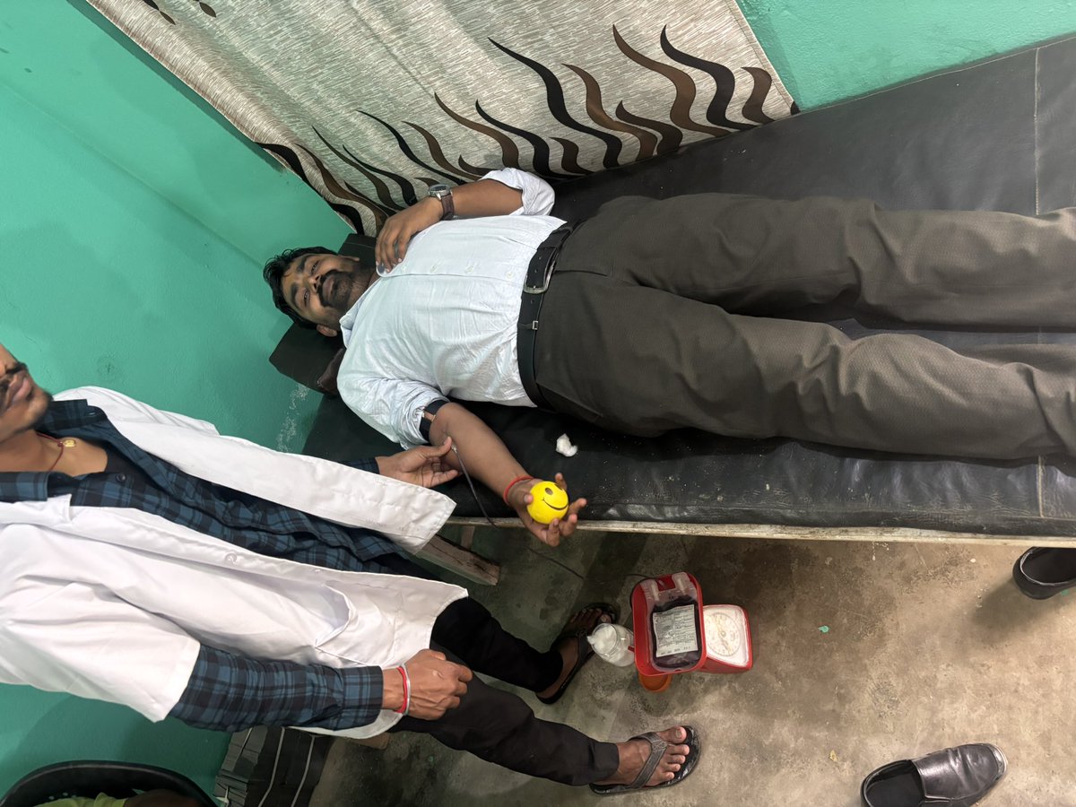 DeepakguptaINC_'s tweet photo. आज अपने 33वें जन्मदिन के अवसर पर युवा प्रेस क्लब, चौपारण द्वारा आयोजित रक्तदान शिविर में रक्तदान कर मानव सेवा का छोटा सा प्रयास किया।

शिविर स्थल पर साथियों, छात्रों, शिक्षकों, पत्रकार बंधुओं और शुभचिंतकों ने केक काटकर जन्मदिन की शुभकामनाएँ दीं।
आभार 

@KRajuINC 
@AmbaPrasadINC https://t.co/R0gQBxPHth