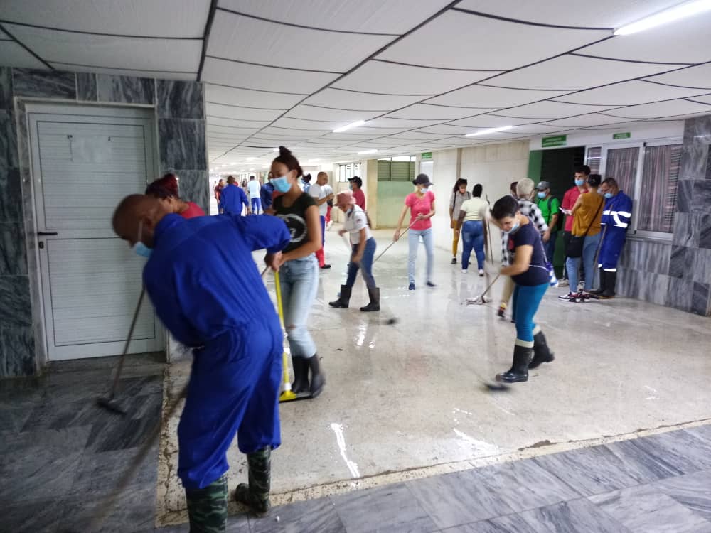 SMTCIE_IJ's tweet photo. Próximo a celebrarse el #XXCongreso de la CTC los trabajadores del Sindicato de las Comunicaciones realizan cambio de labor en el Hospital Héroes del Baire #IslaDeLaJuventud 
#LaPatriaSeDefiende 
#PorCubaJuntosCreamos 
#SentirPinero https://t.co/k4mackKbmW