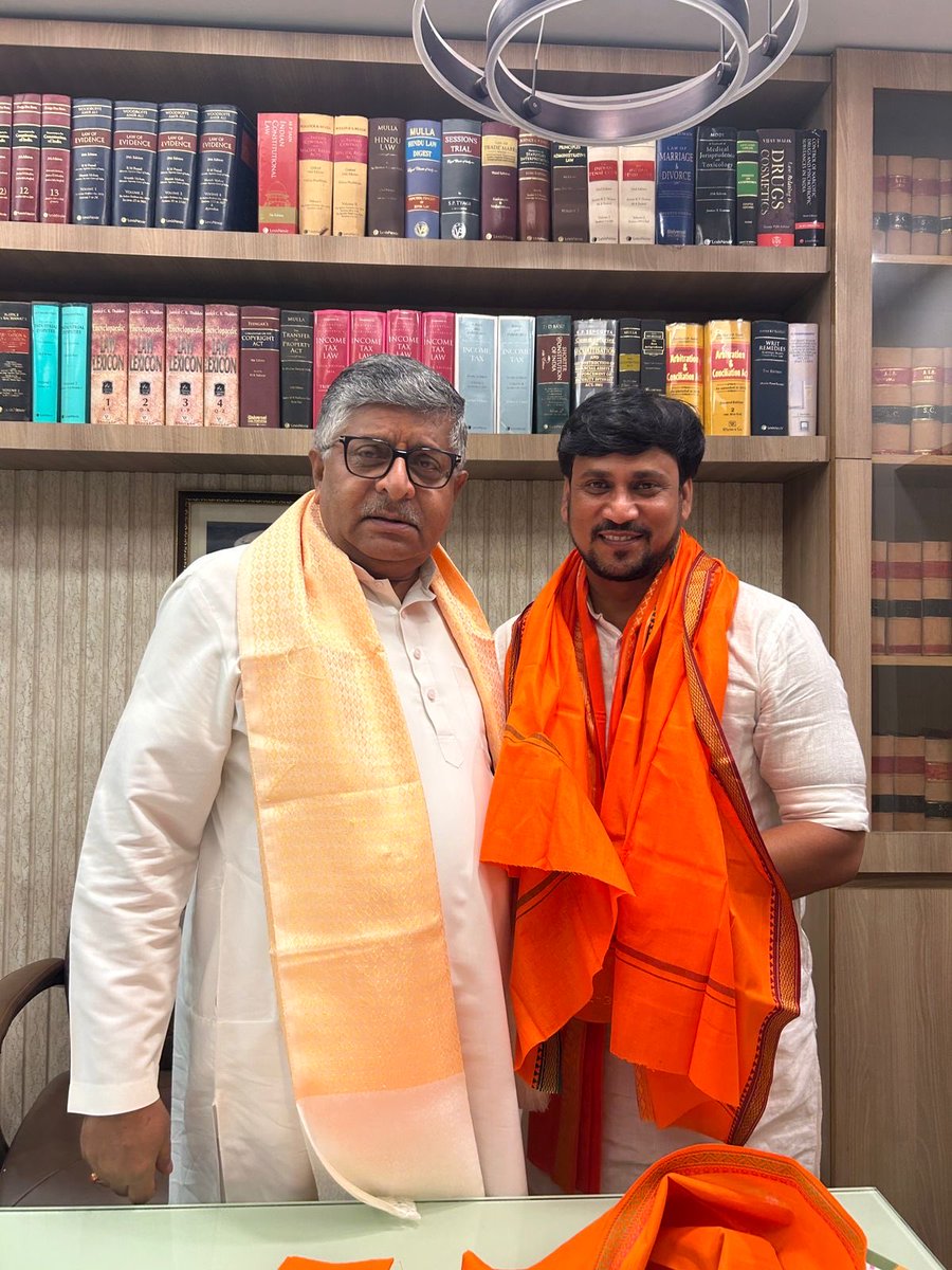 rsprasad's tweet photo. भारतीय जनता युवा मोर्चा, बिहार के नवनियुक्त ऊर्जावान प्रदेश अध्यक्ष श्री जितेंद्र सिंह जी ने आज शिष्टाचार भेंट की। ��ैंने उन्हें नव दायित्व एवं यशस्वी कार्यकाल के लिए हार्दिक शुभकामनाएँ दीं। इस अवसर पर उपस्थित अन्य युवा मोर्चा कार्यकर्ताओं से भी संवाद हुआ एवं अपने युवा मोर्चा के दिनों का स्मरण किया।