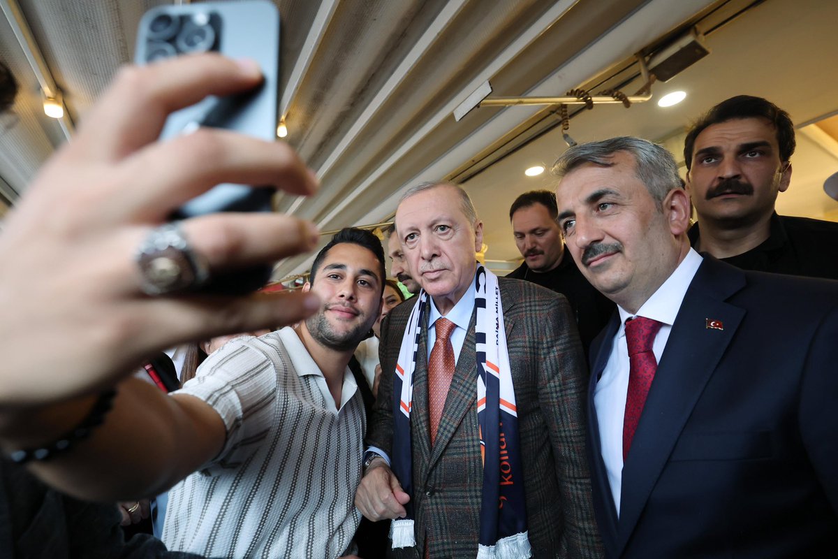 Akparti's tweet photo. Cumhurbaşkanımız Sayın Recep Tayyip Erdoğan, Edirne’de bir kafede vatandaşlar ile bir araya geldi. https://t.co/el0MdOiZbF