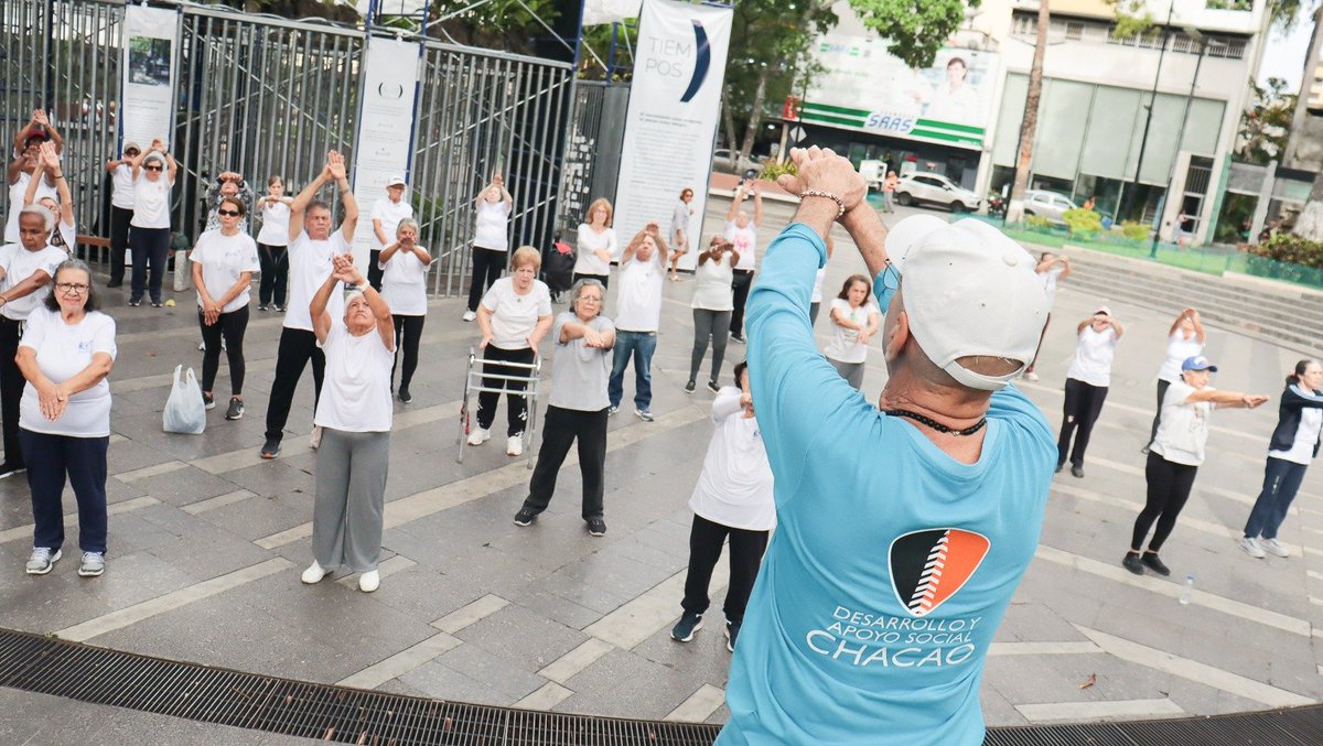 Chacao's tweet photo. Este viernes #12Jun en horas de la mañana, nuestra Juventud Prolongada disfrutó al máximo de una divertida jornada de dinámica deportiva en los espacios de la Plaza Bolívar.

Un encuentro lleno de música y ejercicios adaptados para arrancar el fin de semana con la mejor actitud. https://t.co/kKejEWi5G6