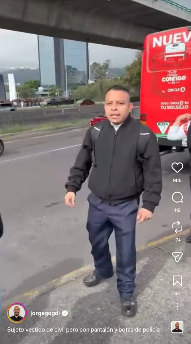 Vianeicita's tweet photo. Este cabron también anduvo agrediendo a madres buscadoras y quitando fichas de búsqueda, hay que quemar parejo no nadamas a los pendejos del angel. https://t.co/Yd1aT2c9lT