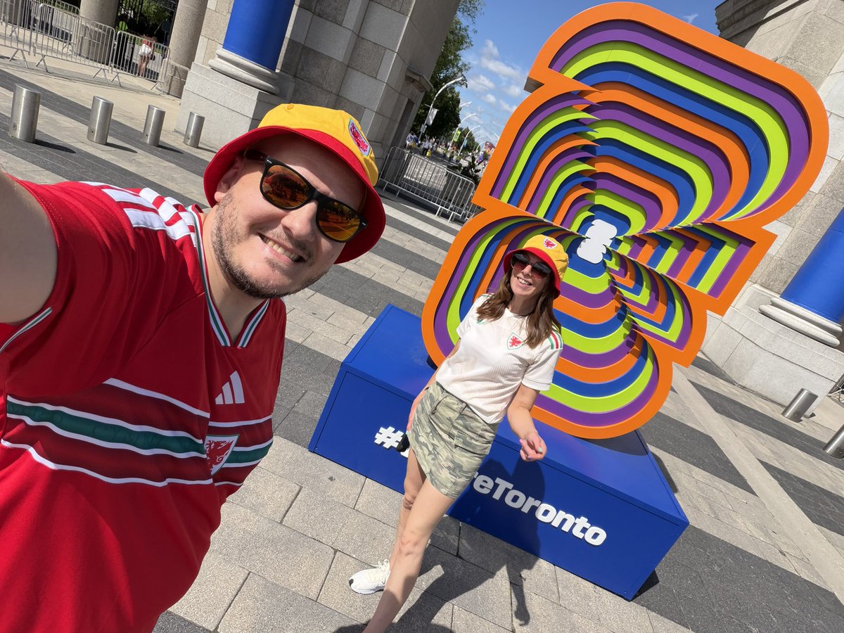 DudeWoods's tweet photo. Representing the Red Wall @FAWales  🏆🏴󠁧󠁢󠁷󠁬󠁳󠁿#best40th #fifaworldcup #toronto #buckethatsontour https://t.co/NTsjBopYFI