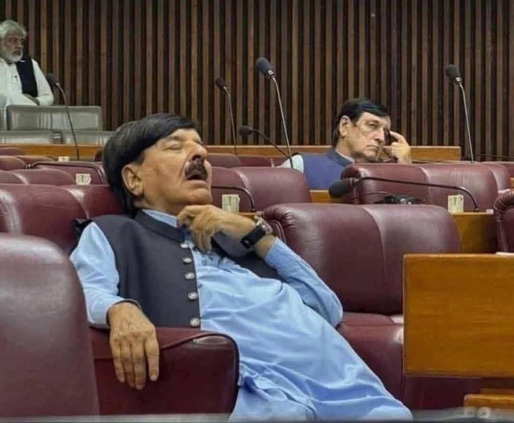 TweetsOfShan's tweet photo. اس کی تنخواہ میں 600 فیصد اضافہ، بنیادی تنخواہ 519,000، نئے بجٹ میں اضافی مراعات و الاؤنسز کی بھرمار، رہائشی سہولت، سرکاری پارلیمنٹ لاجز میں مکمل فلیٹ یا کرایہ کی صورت میں ڈیڑھ لاکھ ماہانہ ہاؤسنگ الاؤنس، بجلی، گیس، پانی، پٹرول مفت۔۔۔۔ سفری الاؤنس، ہوائی جہاز کے ٹکٹس (سالانہ 25 سے زائد ریٹرن ٹرپس)، اندرون ملک فری ریل یا ایئر ٹریول، ہر اجلاس میں شرکت پر 6,000 یومیہ الاؤنس، اپنا اور فیملی کا مفت علاج، دفتر کے لیے مفت ٹیلیفون اور انٹرنیٹ کنکشن۔۔۔۔ اور جی حضوری کو حلقے کی رعایا۔۔۔۔ پھر جا کر یہ اتنی محنت سے عوام کے لیے سوتے ہیں۔
 #BudgetForPakistan
 #عوام_دوست_بجٹ