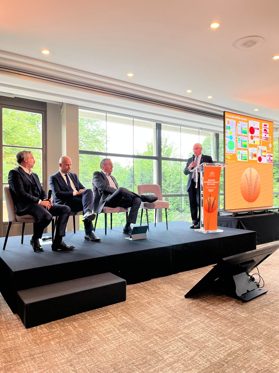 Vivescia's tweet photo. La Bourse Internationale de Paris s'est tenue aujourd'hui au Pavillon Gabriel à Paris.
Un rendez-vous organisé par @AgroParisBourse pour connecter les différents maillons de la Filière Céréalière. 

@ChristophBuren, Président du Groupe, est intervenu ce matin aux côtés d'@rousseautrocy (@FNSEA), Jean-Pierre Touzet (@CreditAgricole) lors d'une conférence sur la thématique : "Quel avenir pour la filière céréalière française ?"

Tout au long de la journée, les équipes de la #Coopérative VIVESCIA, de Malteurop et de Grands Moulins de Paris étaient présentes pour échanger avec les clients français et étrangers. L’occasion de rencontrer les différents acteurs du marché des céréales pour évoquer ensemble les enjeux majeurs de la filière céréalière française.