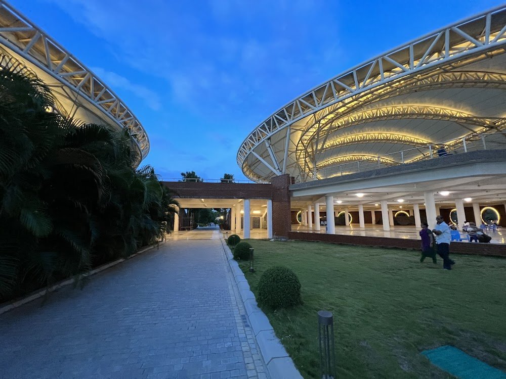 Sakshizlyf's tweet photo. Looking for a rest button! Deep in the outskirts of Hyderabad lies Kanha Shanti Vanam -the world's largest Meditation Center. A stunning blend of green landscapes and profound silence. If you need a break from the hustle, this is your sign to disconnect.
#heartfulness #KanhaShantiVanam #Meditation