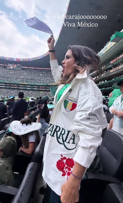 SantyRuize's tweet photo. Así mero la #AlcadesadePocaMonta 
Gastando dinero de la alcaldía para ser la única  en mover su pañuelito en el Estadio Azteca 
⚽🤦🏻
Y ya derrocaron a Morena ? 
#Ridicula de poca monta.
@AlessandraRdlv https://t.co/JYaj5bt5kJ