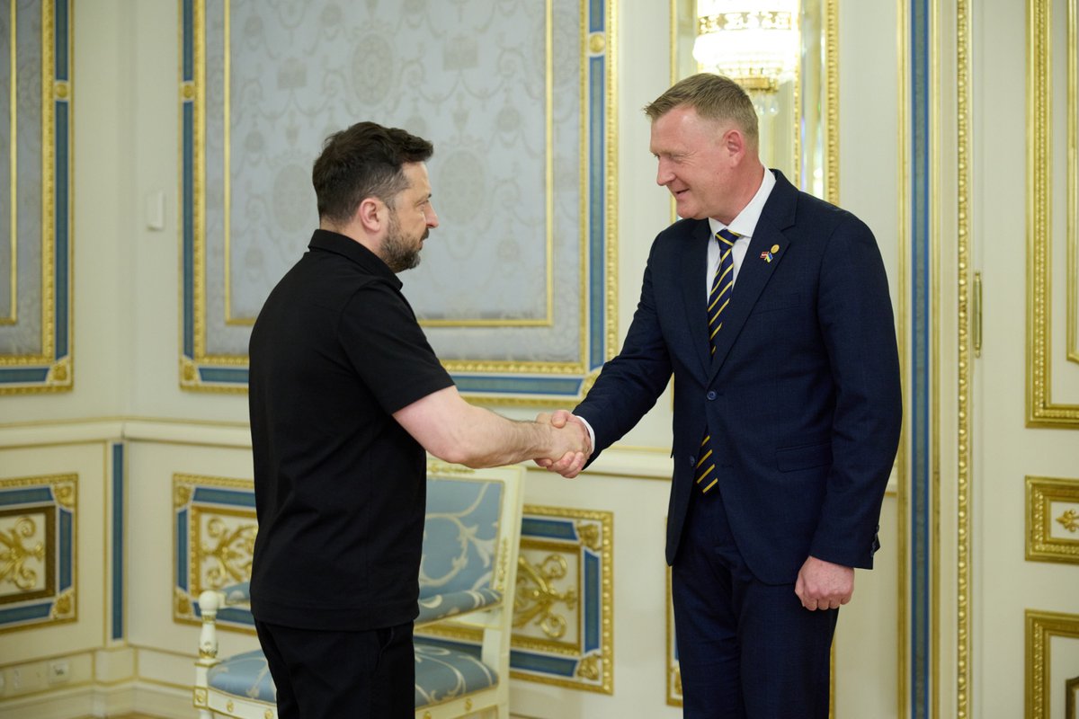 ZelenskyyUa's tweet photo. Провів зустріч із міністром оборони Латвії Райвісом Мелнісом, який відвідує Україну з першим закордонним візитом на посаді.

Обговорили реалізацію Drone Deal, яку цього тижня підписали між нашими країнами. Через цей формат, зокрема, зможемо ділитися з Латвією експертизою у захисті неба. Україна завжди готова допомагати друзям, які з нами із самого початку російської агресії. І важливо, що однаково розуміємо: безпекові виклики виникають саме через те, що Росія відмовляється завершувати свою війну дипломатією.

Також обговорили можливості фінансування спільних проєктів в межах SAFE та взаємодію в межах Євросоюзу, НАТО й Обʼєднаних експедиційних сил (JEF). Дякую Латвії та всьому латвійському народові за підтримку!