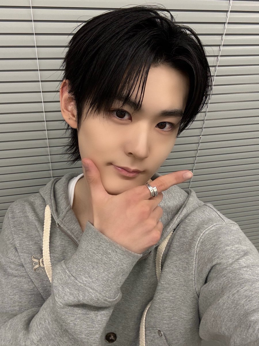 ambionly's tweet photo. 260601 #ruone mnetโs plus chat update!
#ambio #์ ๋น์ค
hi! how is everyone doing? if thereโs anything youโre curious about, feel free to ask me lots of questions! letโs chat comfortably! ๐ https://t.co/PPGRnVQvxd