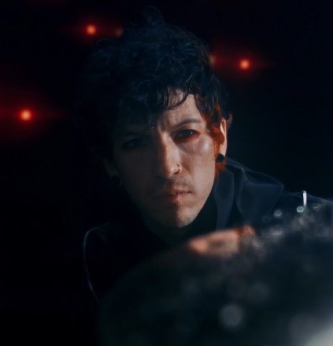spookyriott's tweet photo. 1 año de ESTO josh dun nunca te viste tan bien https://t.co/68DJ9TJnnt