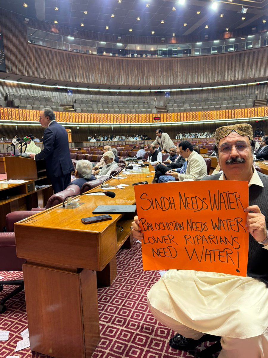 jourusmanjavaid's tweet photo. قومی اسمبلی میں سندھ اور بلوچستان کے پانی کے حقوق کے لیے پاکستان پیپلز پارٹی کا احتجاج،پاکستان پیپلز پارٹی کی مرکزی ترجمان شازیہ مری، رکن قومی اسمبلی سحر کامران ٹی آئی، رکن قومی اسمبلی آغا رفیع اللہ، رکن قومی اسمبلی طارق حسین جاموٹ، مخدوم جمیل الزمان، سید ابرار علی شاہ اور دیگر پیپلز پارٹی اراکین قومی اسمبلی نے قومی اسمبلی میں سندھ، بلوچستان اور زیریں علاقوں کے پانی کے حقوق کے لیے بھرپور احتجاج کیا۔
پیپلز پارٹی کے اراکین نے اجلاس کے دوران “Sindh Needs Water, Balochistan Needs Water, Lower Riparians Need Water” اور “Sindh is Facing 48% Water Shortage” کے پلے کارڈز اٹھا کر سندھ اور بلوچستان سمیت زیریں علاقوں کو درپیش شدید پانی کی قلت کو اجاگر کیا۔
رکن قومی اسمبلی سحر کامران ٹی آئی نے پانی کی فراہمی میں کمی اور مسلسل قلت سے درپیش مسائل پر وزیر اعظم کی توجہ دلائی اور احتجاج ریکارڈ کرایا۔ وزیر اعظم نے نوٹس لیتے ہوئے یقین دہانی کرائی کہ اس اہم قومی مسئلے پر فوری اقدامات کیے جائیں گے۔
حکومتِ سندھ کے سرکاری انڈس ریور بلیٹن (11 جون 2026) کے مطابق کوٹری بیراج پر پانی کی فراہمی میں 48 فیصد کمی ریکارڈ کی گئی ہے۔پیپلز پارٹی کے رہنماؤں نے کہا کہ سندھ دریائی نظام کے زیریں حصے میں واقع ہے، اس لیے پانی پر اس کا پہلا حق ہے۔ سندھ اور بلوچستان کے عوام پانی کی شدید قلت کا سامنا کر رہے ہیں جس سے زرعی زمینیں خشک ہو رہی ہیں، ڈیلٹا علاقے تباہ ہو رہے ہیں، مچھلی گیری اور لاکھوں لوگوں کا روزگار متاثر ہو رہا ہے۔انہوں نے مطالبہ کیا کہ 1991 کے واٹر اپورشنمنٹ معاہدے اور آئینِ پاکستان کے مطابق تمام صوبوں کو ان کا جائز اور منصفانہ حصہ دیا جائے۔ IRSA کو 1991 کے معاہدے کی خلاف ورزی فوری طور پر بند کرنی چاہیے۔
شازیہ مری، سحر کامران ٹی آئی، آغا رفیع اللہ، طارق حسین جاموٹ، سید ابرار علی شاہ اور دیگر اراکین نے کہا کہ پاکستان پیپلز پارٹی چیئرمین بلاول بھٹو زرداری کی قیادت میں سندھ، بلوچستان اور تمام زیریں علاقوں کے پانی کے حقوق کے تحفظ کے لیے ہر جمہوری، سیاسی اور پارلیمانی فورم پر آواز بلند کرتی رہے گی۔انہوں نے واضح کیا کہ پانی کے مسئلے پر کسی قسم کی ناانصافی قابل قبول نہیں۔ وفاقی حکومت کو ایسے تمام اقدامات سے گریز کرنا چاہیے جو صوبوں کے درمیان اعتماد، قومی یکجہتی اور وفاقی ڈھانچے کو نقصان پہنچائیں۔پیپلز پارٹی سندھ کے پانی کے حق پر کوئی سمجھوتہ نہیں کرے گی.