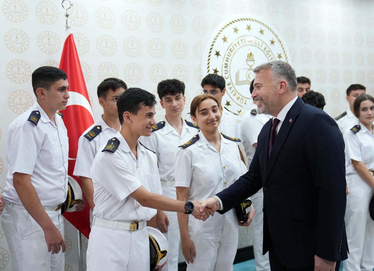 mdtomtal's tweet photo. Millî Eğitim Bakan Yardımcımız @CihadDemirli öğrencilerimizi makamında ağırladı.

@tcmeb @UABakanligi @a_uraloglu @TOBBiletisim @RHisarciklioglu @tcmeb_mtegm @skaygusuz @valiatillatoros @MersinMEM @Muhammed0744 @Mersin_DTO @ZeyitSener @AkdenizilceMem @saimdemir33 @MersinMesleki https://t.co/d9QGSrqUVD