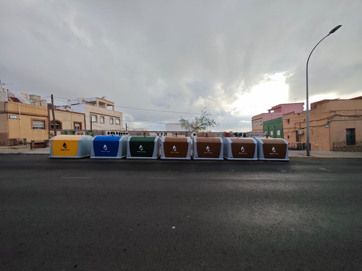GobiernoMelilla's tweet photo. La Consejería de Medio Ambiente que dirige @danielventurari ha concluido, entre ayer y hoy, el cambio completo de todos los contenedores de residuos en los barrios de Cabrerizas, Tiro Nacional y Averroes. https://t.co/TiQ8lLKnFb