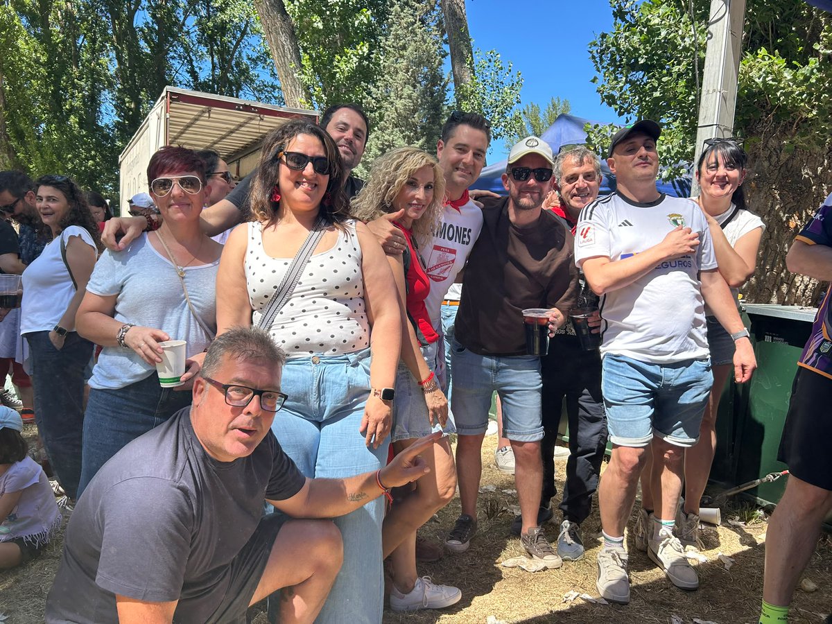 danidelarosa's tweet photo. Otro #Parral en #LaQuinta inolvidable. 🍡

Decenas de miles de burgaleses/as nos hemos reencontrado en la mayor fiesta popular de #Burgos. 🫂

Pd. Todos los reencuentros en mi ♥️ y por señalar uno muy especial el de @Michuoviedo 🤍🖤 https://t.co/KNbprzRzbd
