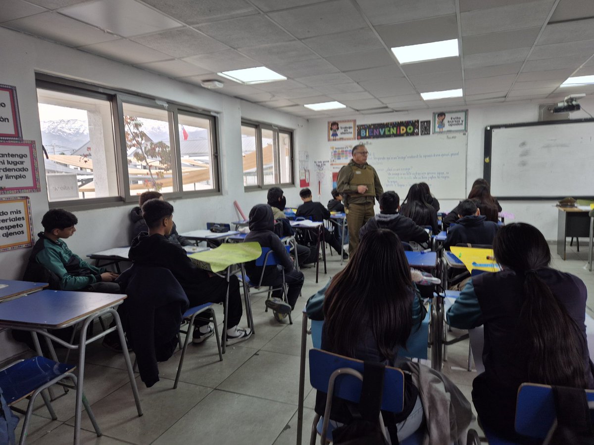 carabprnorte's tweet photo. #Colina: @CarabMicc de la 8ª Comisaría realizó una charla preventiva sobre Ley de Responsabilidad Penal Adolescente y Convivencia Escolar a alumnos del Colegio Marcos Goycolea, fortaleciendo la formación de jóvenes informados y comprometidos con una sana convivencia. https://t.co/SXwju530cB