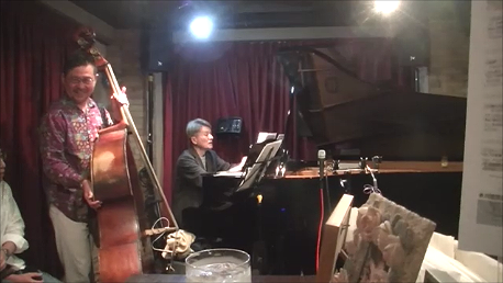 YuSaToYu's tweet photo. 6日土曜日は素晴らしいJazzを奏でてくださる達人お２人、安次嶺悟さん中島教秀さんとの夙川PianoCLUB本番でした🎶
毎回もっともっと上手く歌えてもいいんちゃう？とは思いますが😅私だけが雲の下にならないように頑張って飛んで🕊️ます？
 https://t.co/TlMQeeKvfq ダイジェスト❣️
次回9/18金です🥰 https://t.co/LSNMVANESV