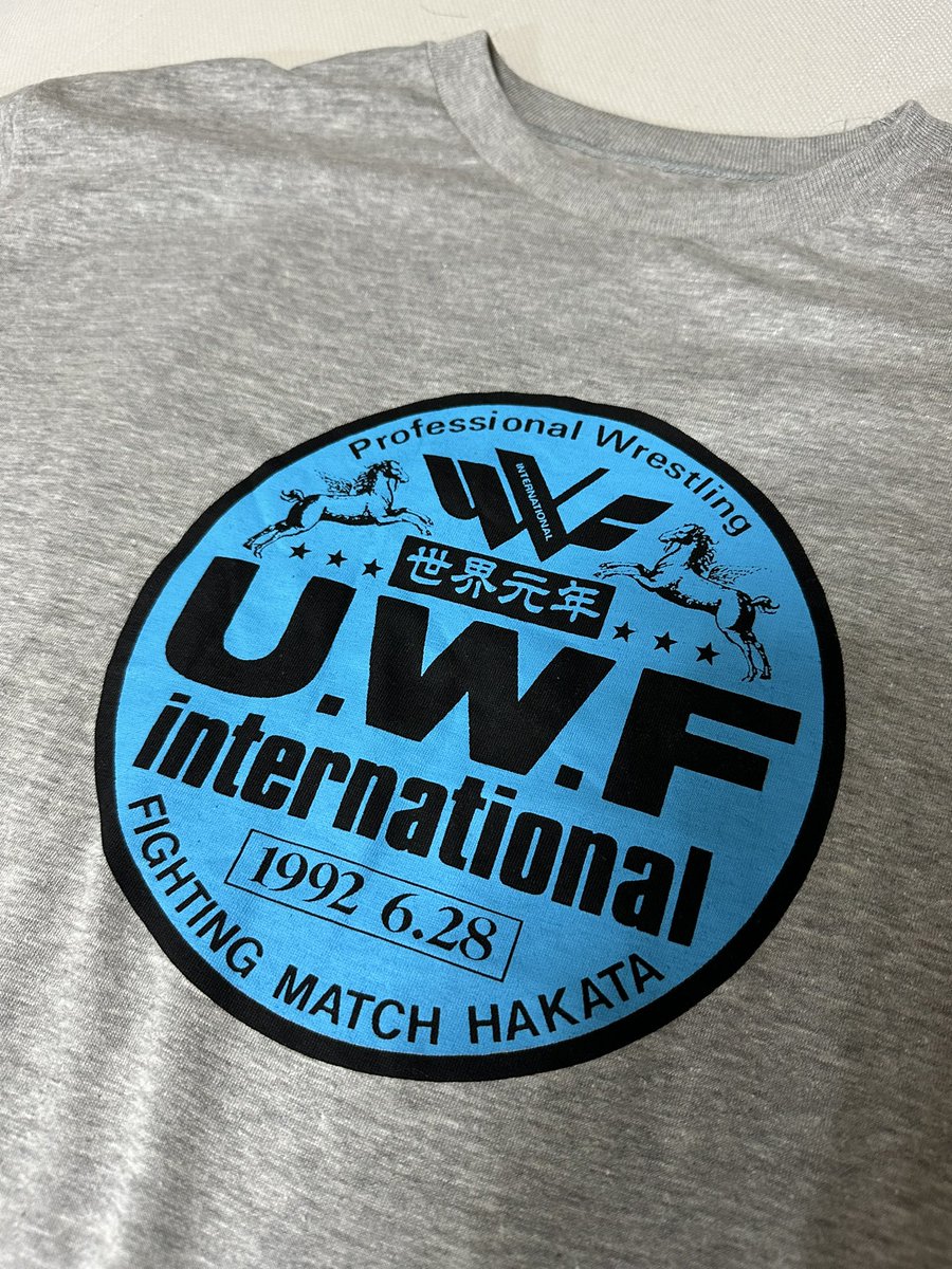 horie_gantz's tweet photo. 今日の市屋苑飲み会で着て行ったのは、Ｕインター初期の博多大会Tシャツ！
さすがに、これ持ってる人なかなかいないでしょ。でも、UWFファンはマニアックだから、きっといるんだよな😅 https://t.co/y1V0qQZIv3