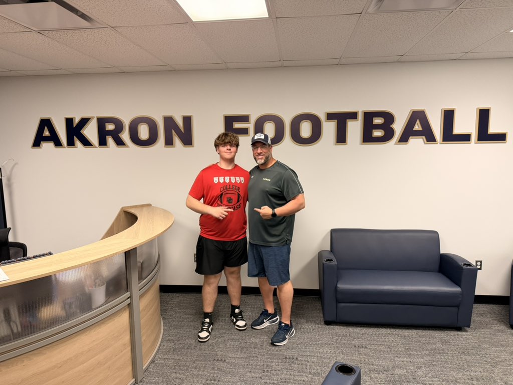 JacobTaylorDC58's tweet photo. Great time today reconnecting with @Coach_J_Rod and @ZipsFB !! #bigs #zips @claney101 @DCHS_Football14 https://t.co/7ly50eQRCj